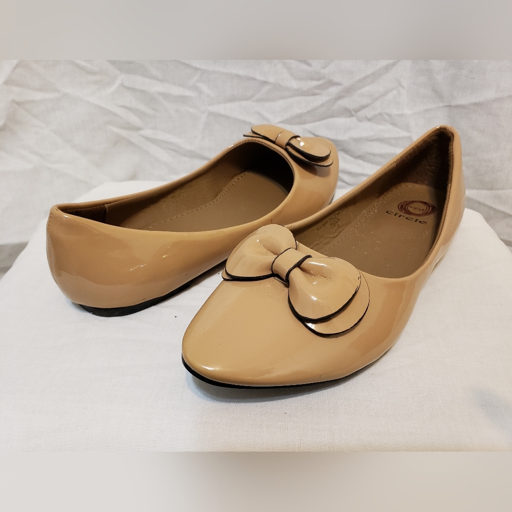 Red Circle Womens Flats Sz 7.5 Beige